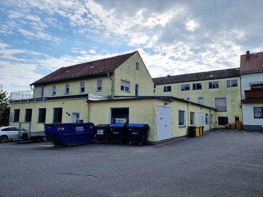 Ansicht vom Parkraum zum hinteren Gebäude