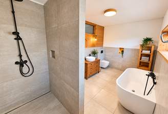Bad mit Wanne und ebenerdiger Dusche