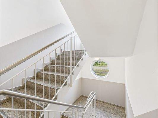 Gepflegtes, helles Treppenhaus 