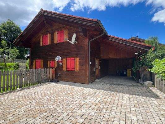 Hausansicht von Osten mit Eingang und Carport