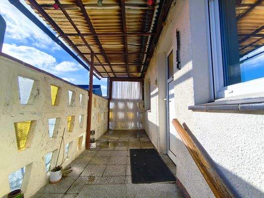 Überdachter Eingang