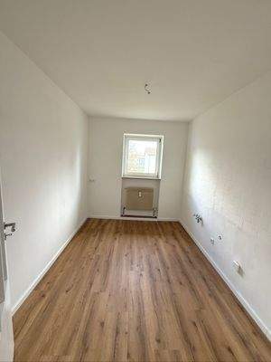 Helles Zimmer mit Parkett