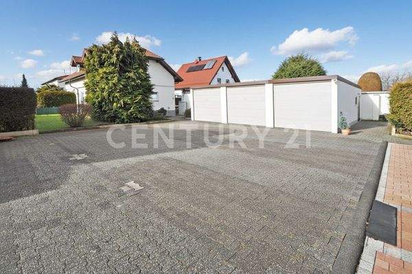 Innenhof mit Fertiggaragen