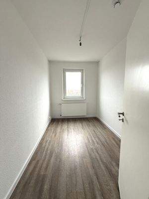 Leeres Zimmer mit Fenster