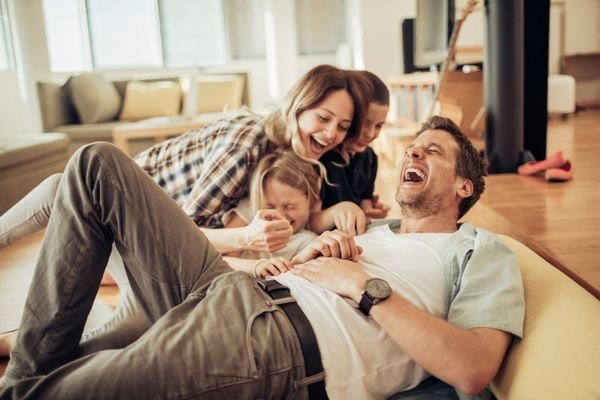 lachende Familie Sofa iStock- Geber