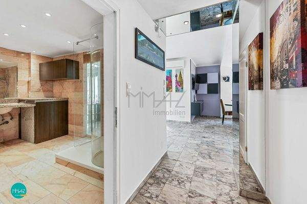 Vorraum mit Badezimmer