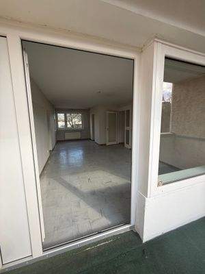 Balkon - Blick in Wohnraum.jpg