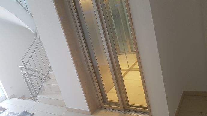 Treppenhaus mit Aufzug