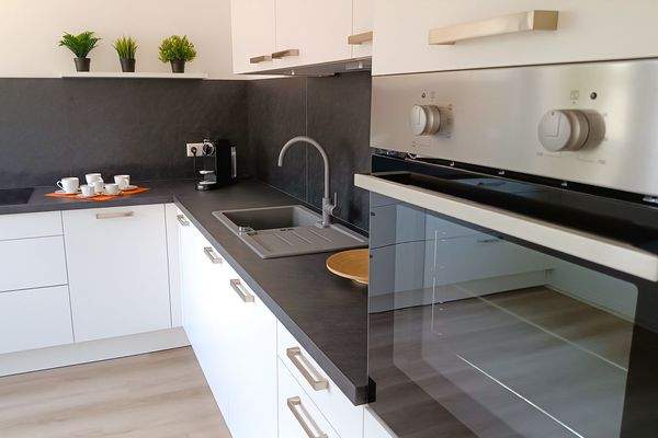 Einbauküche mit modernen Elektrogeräten