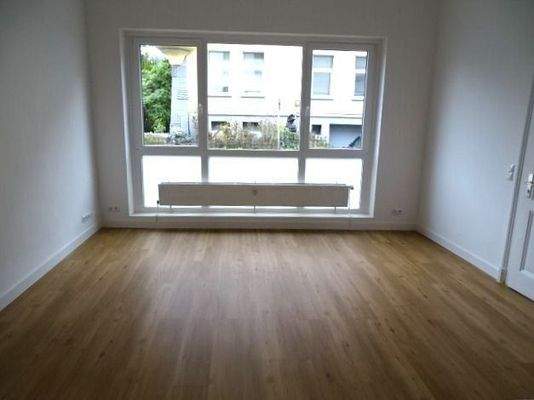 Vorderer Raum mit großer Fensterfront