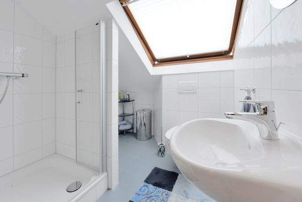 mit eigenem Duschbad