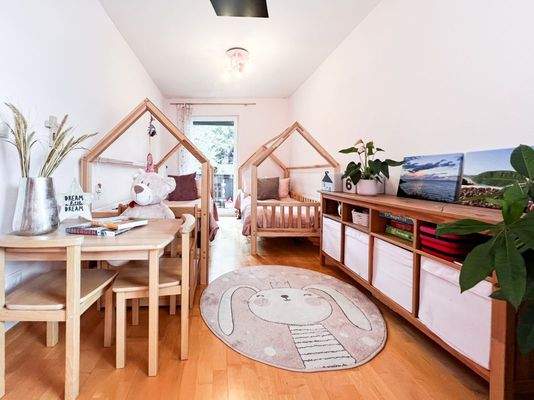 Kinderzimmer im OG mit Zugang zum Balkon