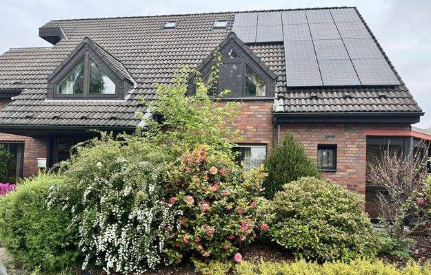 Front mit Photovoltaik