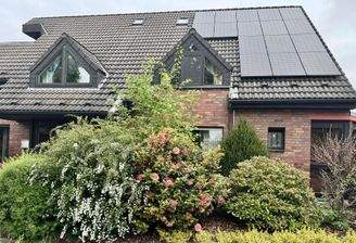 Front mit Photovoltaik