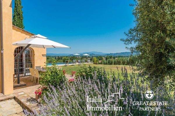 Schöne helle Villa in herrlicher Lage mit Türmchen, Pool, Weinberg und Olivenhain