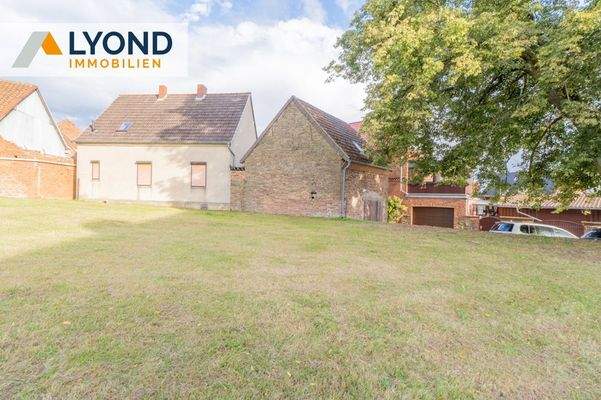 Rückseite von Haus und Garage