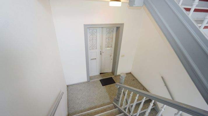 Treppenhaus mit Wohnungstür.jpg