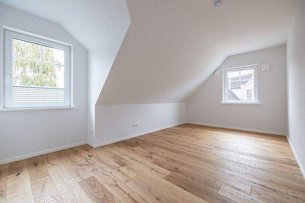 Lichtdurchflutetes Zimmer