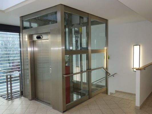 Stiegenhaus mit Lift