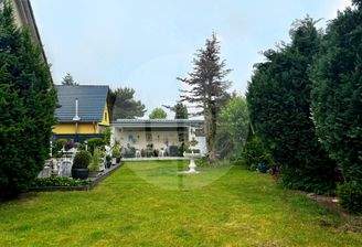 Gartenansicht zum Carport mit Lagerraum und Freisitz I