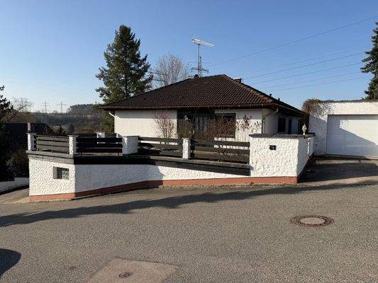 Hausansicht von der Zufahrt aus