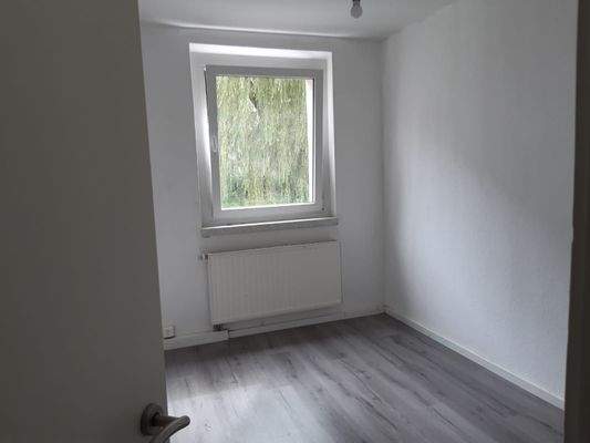 Leeres Zimmer mit Fenster