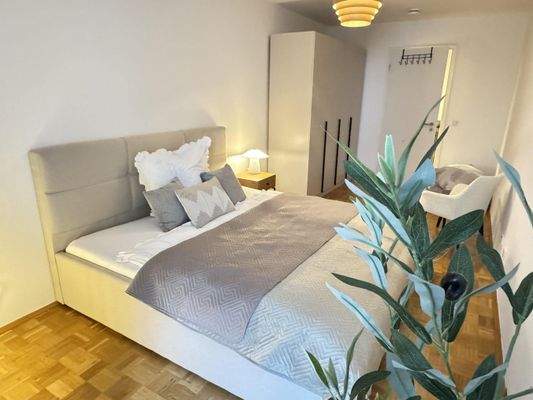 Schlafzimmer mit Zugang zum Balkon