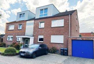 Straßenansicht mit Hauseingangsbereich