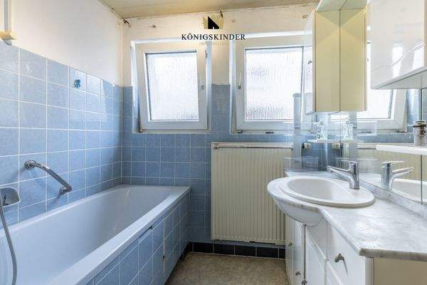 Helles Badezimmer mit Badewanne