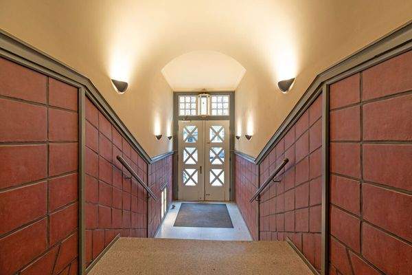 Stilvoller Eingangsbereich mit klassischem Altbaucharme