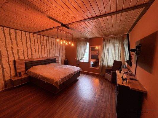 Großzügiges Schlafzimmer mit Wohlfühlcharakter