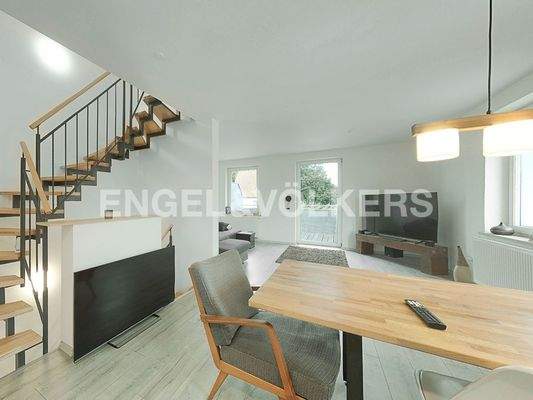 Wohn- und Essbereich  mit Zugang zum Balkon im OG