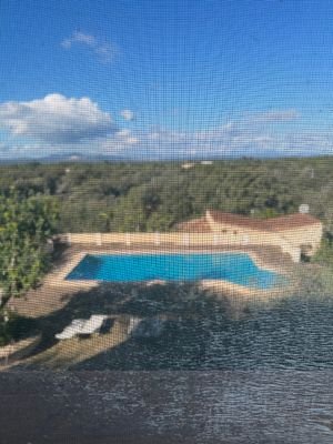 Pool Ausicht aus dem Badezimmer