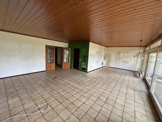 Wohnzimmer mit offener Küche