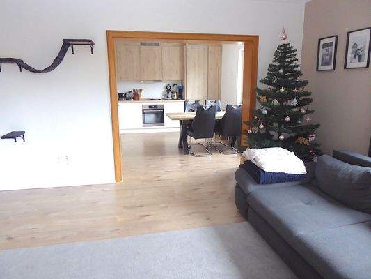Wohnbereich und offene Küche Wohnung vorne