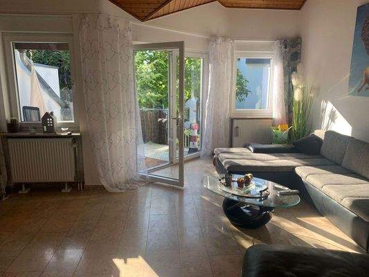 Wohnzimmer Blick zum Balkon