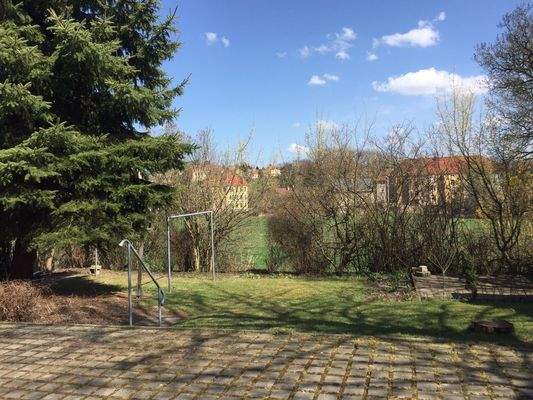 Frühlingsgarten mit Aussicht