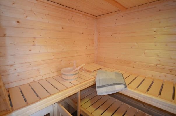 Sauna mit Liegebänken.jpg
