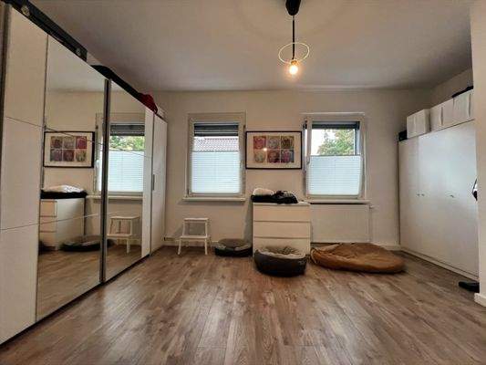 Zimmer (hier Ankleide vor dem Schlafzimmer)