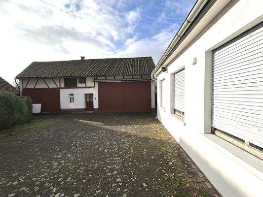 Blick aufs  Nebengebäude