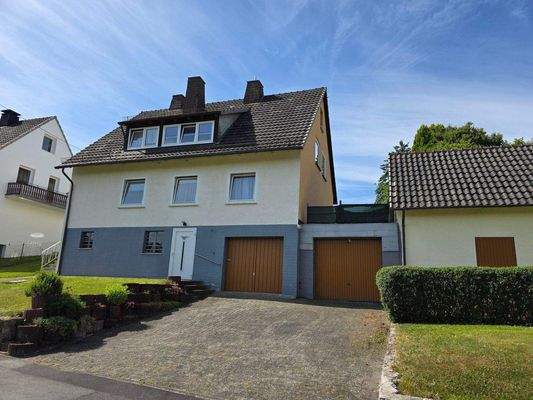 Zufahrt mit Garage und 2 Stellplätzen.jpg