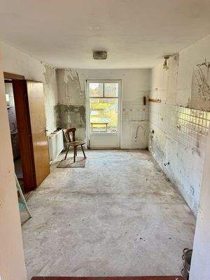 Küche mit Zugang in den Garten