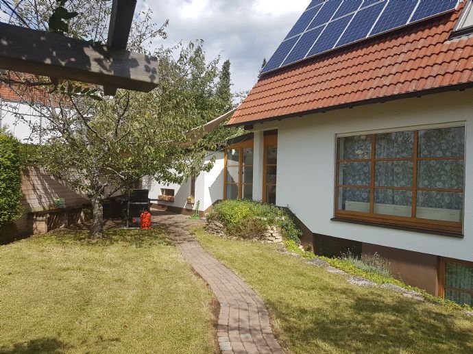 Provisionsfreies Einfamilienhaus in beliebter Lage mit Hallenbad / Solarthermie / Photovoltaik