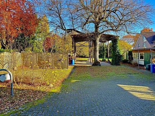 Innenhof und Carports