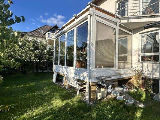 Wintergarten mit Treppe zum Garten