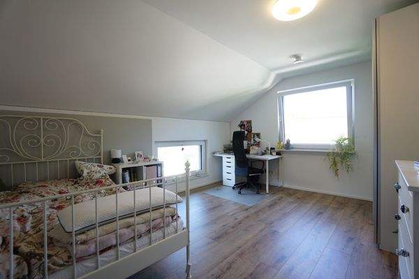 =?UTF-8?Q?Gro=C3=9Fes_Kinderzimmer_mit_Laminatboden?=