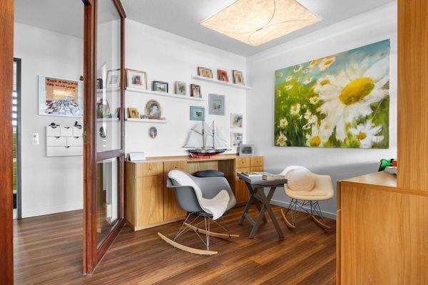 indirekt getrennter Bereich im Wohnzimmer