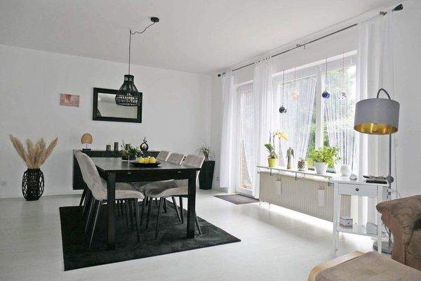 Wohnzimmer mit Essbereich und Zugang zur Terrasse