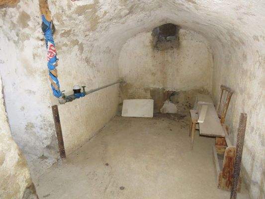 Gewölbekeller und öffentlicher Wasseranschluss 