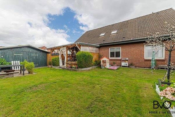  Garten mit überdachter Terrasse